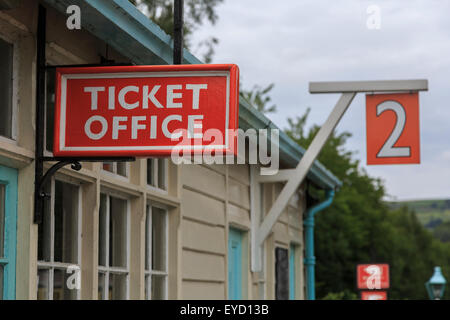 Le bureau de vente des billets signe, Grosmont Station sur le North Yorkshire Moors Railway Banque D'Images