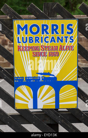 Ancienne enseigne publicitaire pour 'Morris' Lubrifiants à Grosmont, sur la North York Moors Railway Banque D'Images