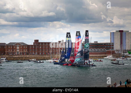 Admirals Cup courses au large de Portsmouth le samedi 25 juillet 2015 La course du port de Portsmouth sortie ensemble pour commencer les courses Banque D'Images