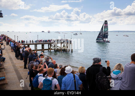 Admirals Cup courses au large de Portsmouth le samedi 25 juillet 2015 La Land Rover UK yacht BAR salue la foule recueillie avant les courses Banque D'Images