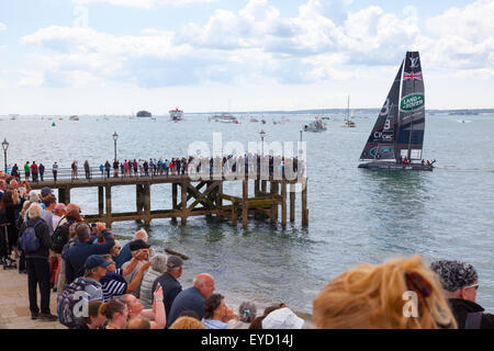 Admirals Cup courses au large de Portsmouth le samedi 25 juillet 2015 La Land Rover UK yacht BAR salue la foule recueillie avant les courses Banque D'Images