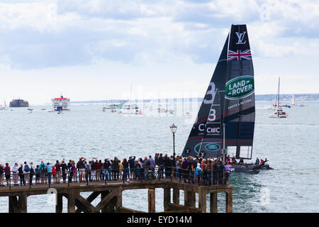 Admirals Cup courses au large de Portsmouth le samedi 25 juillet 2015 La Land Rover UK yacht BAR salue la foule recueillie avant les courses Banque D'Images