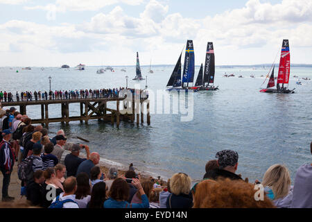 Admirals Cup courses au large de Portsmouth le samedi 25 juillet 2015 Les yachts salue la foule recueillie avant les courses Banque D'Images