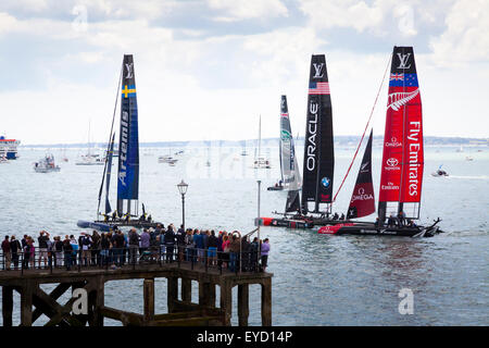 Admirals Cup courses au large de Portsmouth le samedi 25 juillet 2015 Les yachts salue la foule recueillie avant les courses Banque D'Images