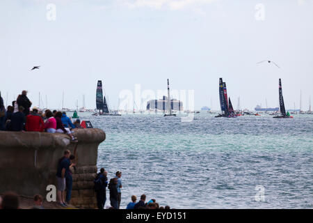 Admirals Cup courses au large de Portsmouth le samedi 25 juillet 2015 La foule regarder la course de bateaux près de la côte Banque D'Images