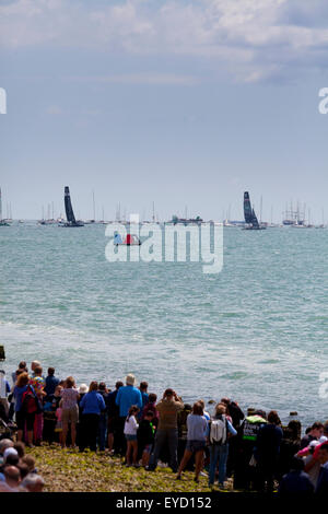 Admirals Cup courses au large de Portsmouth le samedi 25 juillet 2015 La foule regarder la course de bateaux près de la côte Banque D'Images