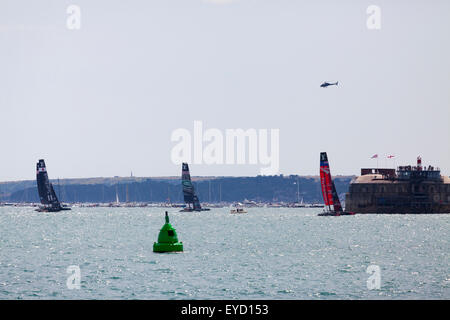 Admirals Cup courses au large de Portsmouth le samedi 25 juillet 2015 la course de yachts Spitbank Fort passé dans le Solent Banque D'Images