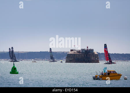 Admirals Cup courses au large de Portsmouth le samedi 25 juillet 2015 la course de yachts Spitbank Fort passé dans le Solent Banque D'Images