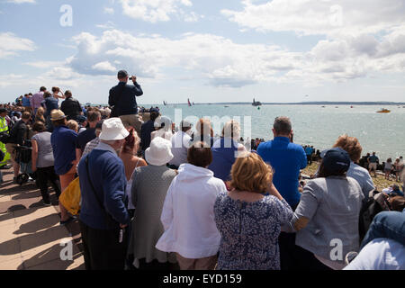 Admirals Cup courses au large de Portsmouth le samedi 25 juillet 2015 La foule suivre la course de la plage de Southsea Banque D'Images