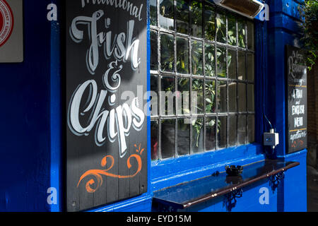 Fish & Chips signe affiché sur le mur extérieur d'un pub, London, UK Banque D'Images