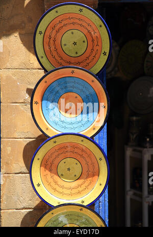 La poterie colorée à vendre à la medina, à Marrakech, Maroc, Afrique du Nord Banque D'Images