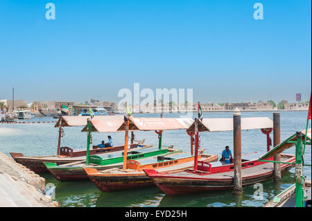 Dubaï, Émirats arabes unis - 9 juin 2015 : caractéristiques des bateaux pour le transport de personnes sur la rivière Creek à Dubaï Banque D'Images