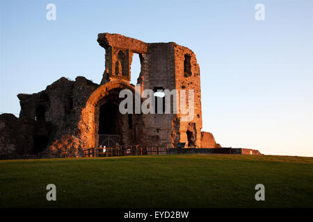 Photographie par © Jamie Callister. Coucher du soleil à Denbigh Castle, Denbighshire, Nord du Pays de Galles, 18 juin 2015. Banque D'Images