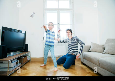 Père et fils s'amusant avec des avions en papier Banque D'Images