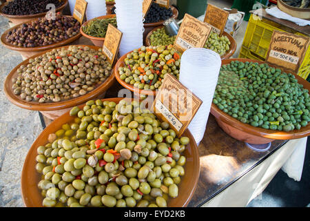 Olives en vente au marché de la vieille ville de Pollença, sur l'île de Majorque, Espagne Banque D'Images