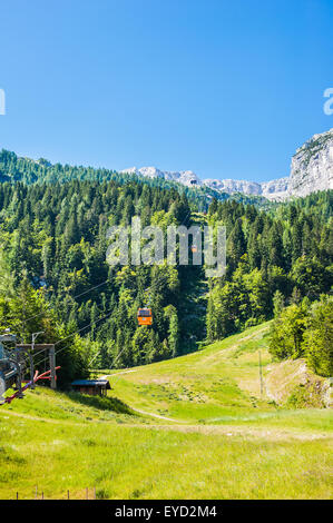 Sella Nevea, Udine, Italie - 10 juillet 2015 : paysage alpin avec cable car Banque D'Images
