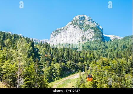 Sella Nevea, Udine, Italie - 10 juillet 2015 : paysage alpin avec cable car Banque D'Images