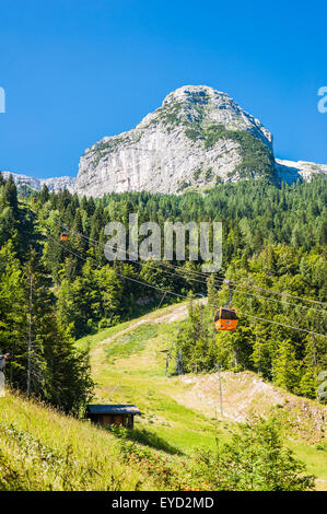 Sella Nevea, Udine, Italie - 10 juillet 2015 : paysage alpin avec cable car Banque D'Images