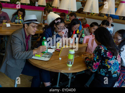 Restaurant itsu à Cambridge, Angleterre, Royaume-Uni. Manger le déjeuner en restaurant itsu. Juillet 2015 Itsu est une chaîne de restauration rapide d'inspiration asiatique fondée au Royaume-Uni en 1997. Le "je" dans l'ITSU est minuscule. Wikipedia ci-dessous : Itsu, précédemment Tsu, est une chaîne de restauration rapide d'inspiration asiatique, des boutiques et des restaurants et une épicerie company.[1] La première Itsu a ouvert ses portes à Chelsea en 1997. En juin 2014, il y avait 50 magasins au total (dont trois, Cabot Place, Chancery Lane et le haut de la rue Regent, offrir un service de livraison), et deux restaurants dans Notting Hill et Chelsea.[2] L'ITSU sert plus de 9 millions de client Banque D'Images