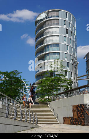 Hambourg, Allemagne - le 22 juillet 2015 : escalier extérieur et de l'architecture moderne sur Dalmannkaipromenade à Hafencity trimestre. Banque D'Images