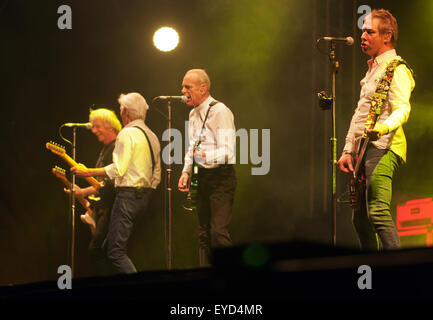 Status Quo de divertir une foule de capacité le samedi soir, au concert arena pendant la Silverstone Classic 2015. Banque D'Images