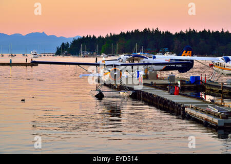 Une image paysage de l'hydravion amarré au quai dans le port de Nanaimo (C.-B.) Canada au coucher du soleil Banque D'Images