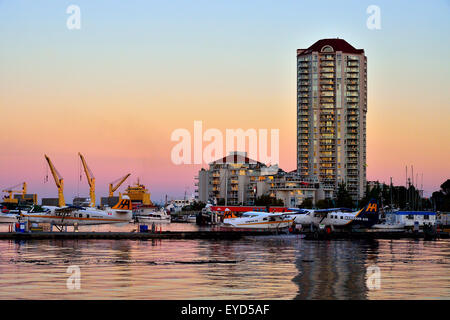 Image horizontale des avions flottants et des bateaux dans le port de Nanaimo, île de Vancouver, C.-B. Canada Banque D'Images