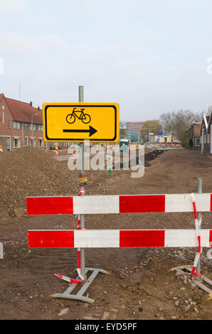 Les travaux routiers avec un détour signe pour les cyclistes Banque D'Images