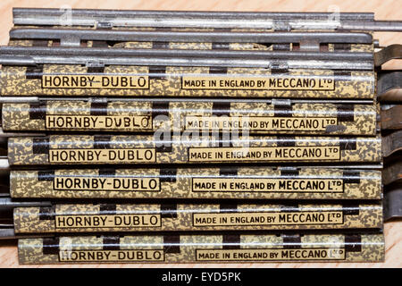 Petit train track, Hornby-Dublo Meccano, années 1950, trois sections de rail track empilées les unes sur les autres avec "fabriqué en Angleterre par le Meccano ltd' sur le côté. Banque D'Images