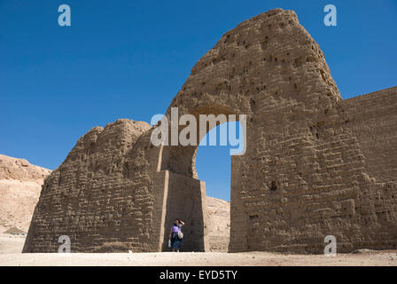 Louxor, Egypte, tombeau de Montuemhat (TT34) dans les Grands Tombeaux de el-Asasif : vue sur la grande arche de la tombe. Banque D'Images