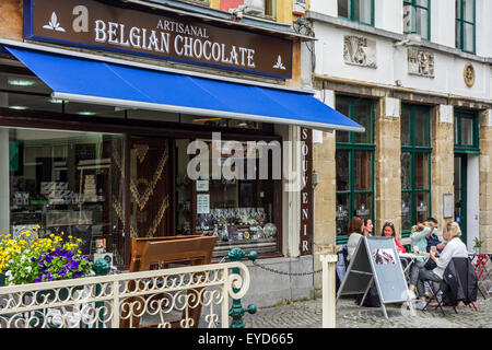Le Chocolatier chocolat belge artisanal boutique vendant des variétés de pralines et confiseries dans la ville de Gand, Belgique Banque D'Images