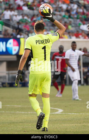 Le match par fusillade. 19 juillet, 2015. Panama gardien Jaime Penedo (1) détient le ballon au-dessus de sa tête au cours de la Gold Cup de la CONCACAF 2015 le match quart entre Trinité-et-Tobago et le Panama à MetLife Stadium à East Rutherford, New Jersey. Le Panama a gagné le match par fusillade. Christopher (Szagola/Cal Sport Media) © csm/Alamy Live News Banque D'Images