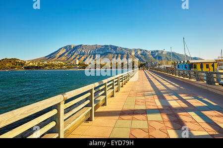 Promenade au bord du port. Denia. Alicante. Communauté de Valence. Espagne Banque D'Images