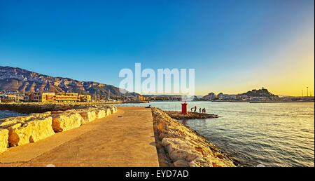 Promenade au bord du port. Denia. Alicante. Communauté de Valence. Espagne Banque D'Images