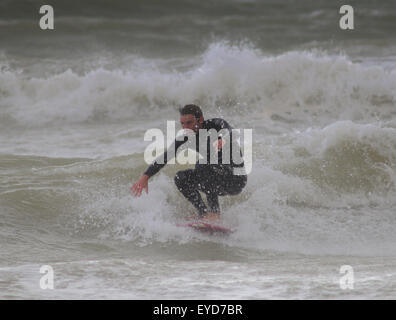 Shoreham, East Sussex, Royaume-Uni. 27 Juillet 2015. Le surfeur se met à une vague au large de Southwick Beach Banque D'Images