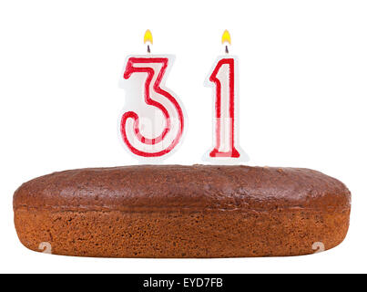 Gâteau d'anniversaire avec des bougies numéro 31 isolé sur fond blanc Banque D'Images