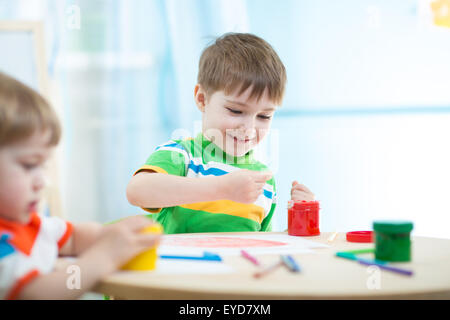 Peinture enfants en garderie ou la crèche ou garderie Banque D'Images