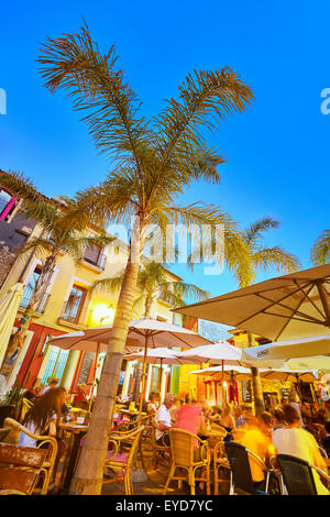 Terrasses de restaurants au Port District par nuit. Denia. Alicante. Communauté de Valence. Espagne Banque D'Images