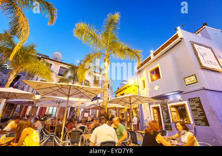 Terrasses de restaurants au Port District par nuit. Denia. Alicante. Communauté de Valence. Espagne Banque D'Images