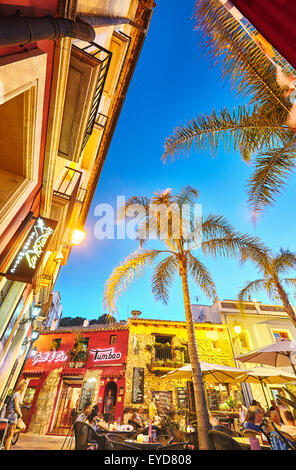 Terrasses de restaurants au Port District par nuit. Denia. Alicante. Communauté de Valence. Espagne Banque D'Images