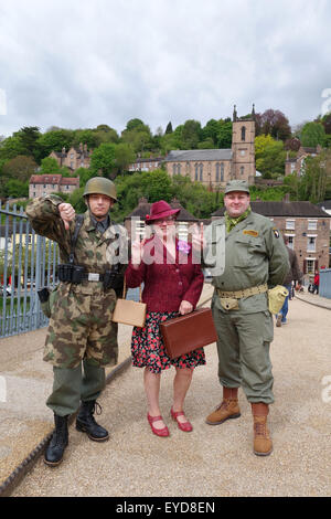 La Seconde Guerre mondiale reconstitution reconstitution sur l'Ironbridge LtoR gardien Matt comme parachutiste allemand, Pauline Edwards et Colin Edwar Banque D'Images