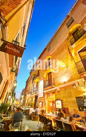 Terrasses de restaurants à Loreto street par nuit. Denia. Alicante. Communauté de Valence. Espagne Banque D'Images