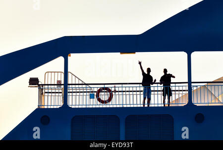 Deux jeunes hommes de message d'un ferry. Denia. Alicante. Communauté de Valence. Espagne Banque D'Images