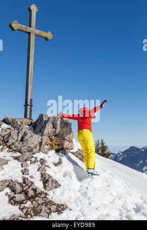 Maison de vacances de ski, heureux portrait sur sommet de montagne, Sudelfeld, Bavière, Allemagne Banque D'Images
