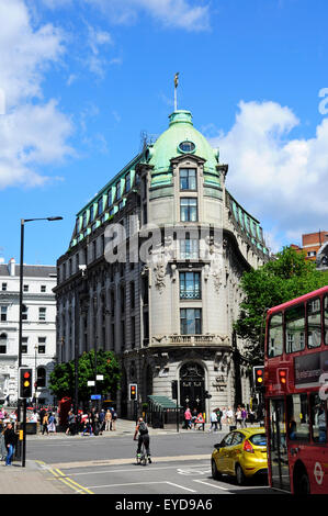 Ornate building on road juncton, Strand / Rue Wellington / de Lancaster, London, England, UK Banque D'Images