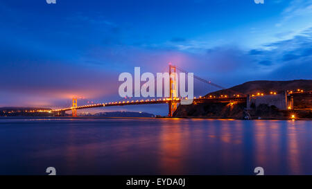 San Francisco Golden Gate Bridge illuminé la nuit en Californie, USA Banque D'Images