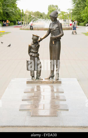 Volgograd, Russie - le 14 juillet 2015 : le monument de la première enseignante sur le Boulevard Engels Krasnoarmeysk, district de Volgograd Banque D'Images