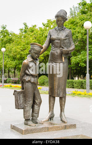 Volgograd, Russie - le 14 juillet 2015 : le monument de la première enseignante sur le Boulevard Engels Krasnoarmeysk, district de Volgograd Banque D'Images