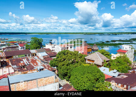 Cityscape view d'Iquitos, au Pérou avec la rivière Itaya en arrière-plan au milieu de la Forêt Amazonienne Banque D'Images