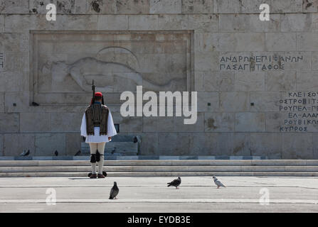 Garde côtière grecque est de rendre hommage à l'attention de victimes tombées à la mémoire des soldats inconnus, Syntagma, la Grèce. Banque D'Images